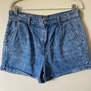 American Eagle Mom Jean Shorts in Light Acid Wash
